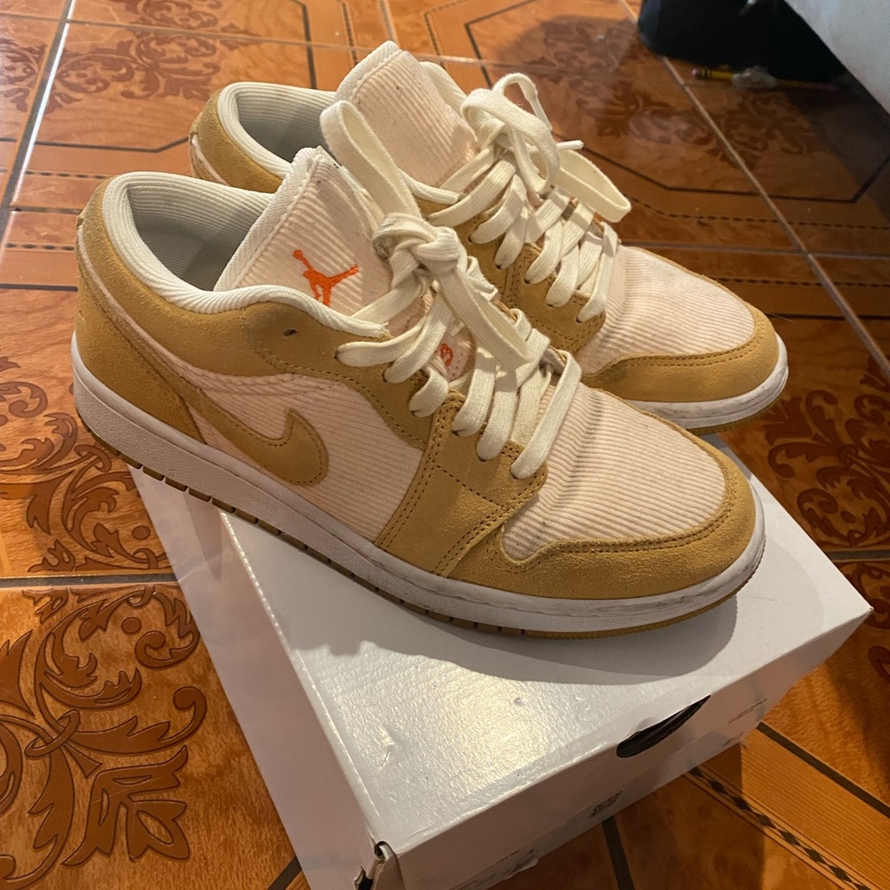 Women’s air Jordan 1 low SE twine